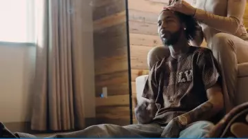 Camiseta Louis Vuitton Brown Damier & Crystal-LV usada por Key Glock en Key Glock - F**k Around & Find Out (Video oficial)