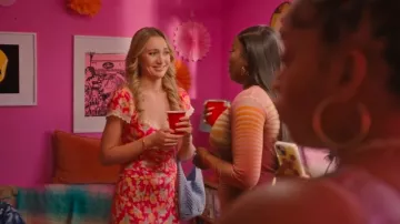 Falda midi de satén con estampado floral Rixo Sibilla usada por Darcy Pike (Tilly Keeper) como se ve en Queenie (S01E08)