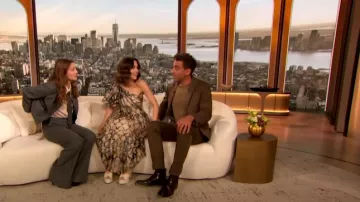 Robe midi Ulla Johnson Artemis portée par Rose Byrne telle que vue dans The Drew Barrymore Show le 4 juin 2024