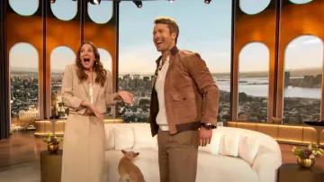Blazer Babaton Arbus usado por Drew Barrymore como se ve en The Drew Barrymore Show el 29 de mayo de 2024