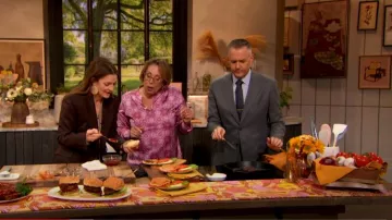 Top Charmeuse de satén suave de Talbots usado por Babs Costello como se ve en The Drew Barrymore Show el 4 de junio de 2024