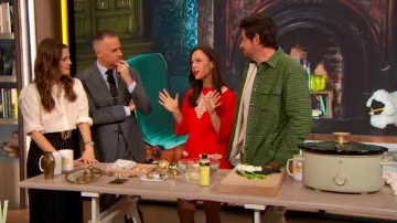 Chemise en soie Chloe portée par Drew Barrymore vue dans The Drew Barrymore Show le 4 juin 2024