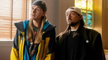 Atuendos de reinicio de Jay y Bob el Silencioso: Kevin Smith lleva una gabardina negra en la película