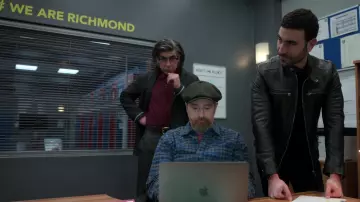 Atuendos de Ted Lasso: Roy Kent (Brett Goldstein) lleva una chaqueta de cuero de motociclista en el episodio 4 de la temporada 3
