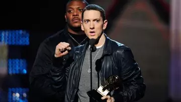 Atuendos de los Premios Grammy 2011: Eminem lleva una chaqueta de cuero en azul oscuro