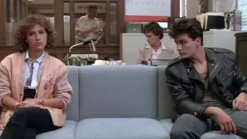 Atuendos de Ferris Bueller's Day Off: Charlie Sheen lleva una chaqueta de cuero negra para interpretar a un niño en la estación de policía en la película