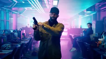 Atuendos de The Beekeeper: Jason Statham lleva una gorra azul marino para interpretar a Adam Clay