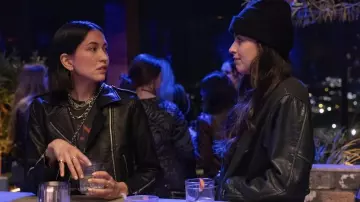 ¿Estoy bien? Atuendos de película: Sonoya Mizuno está abrasando la chaqueta de cuero con cremallera como Jane