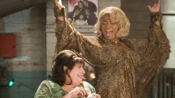 Tenues de film en laque : Queen Latifah porte une robe à imprimé léopard pour jouer par Motormouth Maybelle