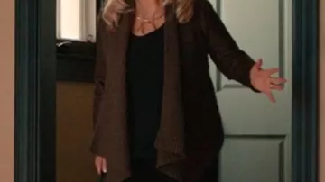 Trajes recortados de la serie de televisión: Shelly Sterling (Jacki Weaver) lleva una chaqueta abierta marrón en el episodio 2 de la temporada 1