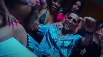 Chemise Amiri bleu clair et bleu marine 'MA Argyle' portée par Conep en Conep & Anuel AA - Bellakita (Vidéo officielle)