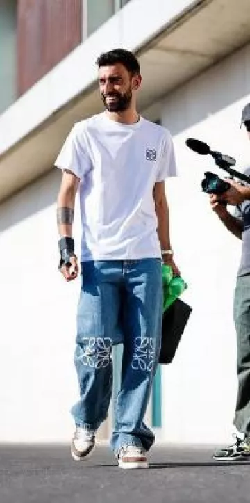 Louis Vuitton Brown Nubuck & Cream 'LV Trainer' Sneakers usadas por Bruno Fernandes en la cuenta de Instagram @drippyballers_