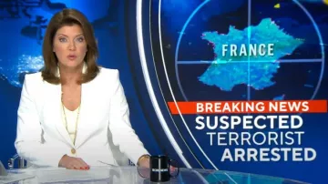 Alexander McQueen Chaqueta blazer de mezclilla a medida usada por Norah O'Donnell como se ve en CBS Evening News el 5 de junio de 2024