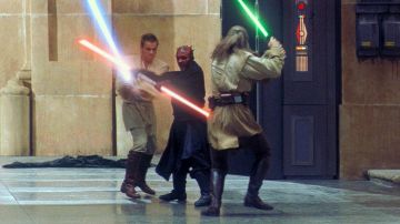Le sabre laser de Darth Maul (Ray Park) dans Star Wars Episode 1 : La menace fantôme