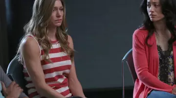 Le top à rayures rouges de Joss Carver (Jes Macallan) dans Mistresses