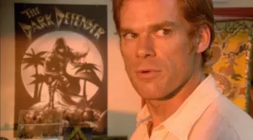 Le poster The Dark Defenser de Dexter Morgan (Michael C. Hall) dans Dexter