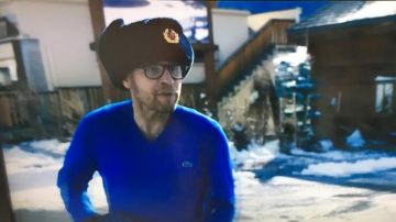 Pull col V bleu Lacoste vu dans Tout schuss