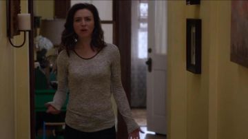 Le t-shirt Rag & Bone d’Amelia Shepherd (Caterina Scorsone) dans Grey’s Anatomy