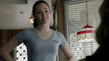 Le t-shirt gris "Patsy's Pies" de Fiona Gallagher (Emmy Rossum) dans Shameless US S05E03
