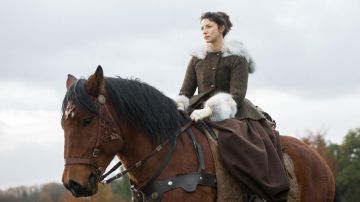 Los guantes blancos de Claire Fraiser (Caitriona Balfe) en Outlander S01E02