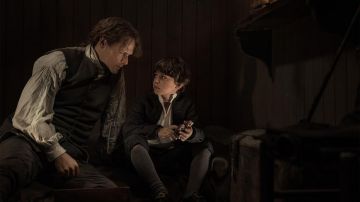 The snake engraved "Sawny" of Jamie Fraser (Sam Heughan) in Outlander S03E04