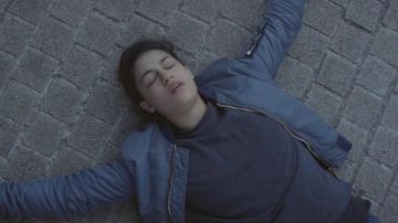 Le bomber bleu Schott de Leïla (Sofia Lesaffre) dans Seuls