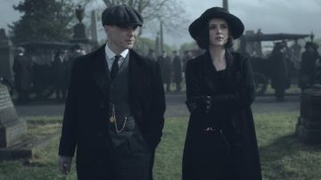 Le manteau long à revers en velours de Thomas Shelby (Cillian Murphy) dans Peaky Blinders S02E01