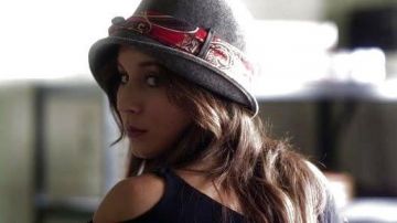 Le chapeau de Spencer Hastings (Troian Bellisario) dans Pretty Little Liars S3E24