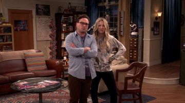 Le pull fleuri de Penny (Kaley Cuoco) dans The Big Bang Theory S10E12