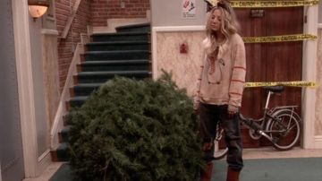 Le pull pingouin de Penny (Kaley Cuoco) dans The Big Bang Theory S10E12