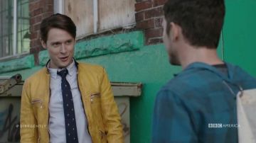 La corbata de Paul Smith de Dirk Gently (Samuel Barnett) en Dirk Gently, detective holístico S01E02