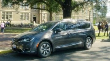 Le Chrys­ler d'Amy Mitchell (Mila Kunis) dans Bad Moms