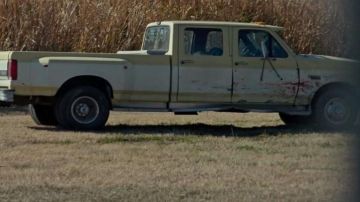 Pick-up Ford that knocks Michelle (Mary Elizabeth Winstead) in 10 Cloverfield Lane