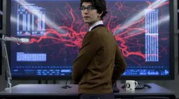 Le mug Q 10 scrabble de Q (Ben Whishaw) dans Skyfall
