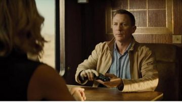 The bomber jacket in suede of James Bond (Daniel Craig) in Spectrum