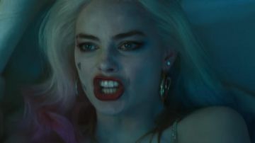 Los pendientes dorados de "serpiente" de Margot Robbie en Suicide Squad