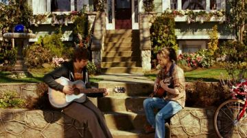 The guitar of Michael Cera in Juno
