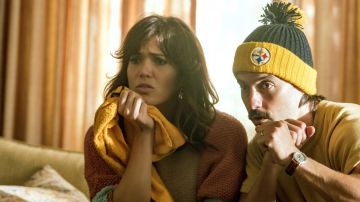 The bonnet of Jack during the Superbowl in This Is Us S1E5