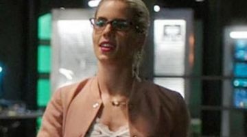 La veste bomber Wilfred "Poussin" de Felicity Smoak (Emily Bett Rickards) dans Arrow S05E11