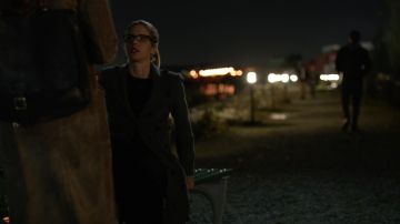 El abrigo gris pompón BCBGMAXAZRIA usado por Felicity Smoak (Emily Bett Rickards) en Arrow S05E11