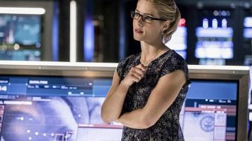 Petit haut vu sur Felicity dans Arrow
