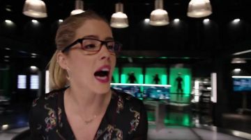 El vestido estampado de tigre de Sandro usado por Felicity Smoak (Emily Bett Rickards) en Arrow S05E07