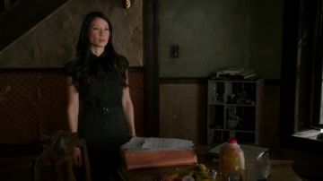 Le robe noire Alice + Olivia portée par Joan Watson (Lucy Liu) dans Elementary S05E08