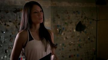Le débardeur noir et blanc Splits59 du Dr Joan Watson (Lucy Liu) dans Elementary S05E08