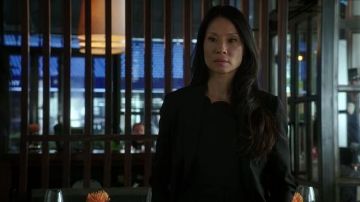 La robe noire Red Valentino portée par le Dr Joan Watson (Lucy Liu) dans Elementary S05E06