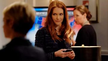 Chaqueta de tweed Armani Collezioni de Abby Whelan (Darby Stanchfield) en Scandal
