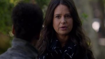 L'écharpe Rag & Bone de Quinn Perkins (Katie Lowes) dans Scandal S5E18