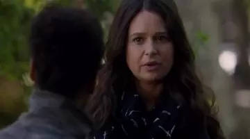 L'écharpe Rag & Bone de Quinn Perkins (Katie Lowes) dans Scandal S5E18