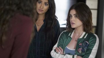 Le blouson bomber Maje de Aria Montgomery (Lucy Hale) dans Pretty Little Liars Lucy S07E09