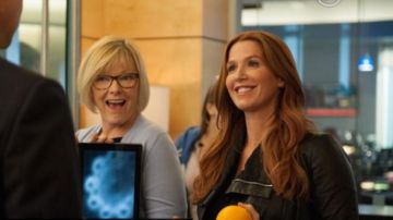 veste cuir de Poppy Montgomery dans unforgettable Carrie Wells